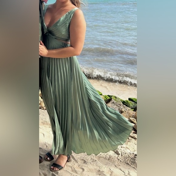Abercrombie & Fitch Sage Green Pleated Midi Dress with Side Cutouts - Picture 2 of 6